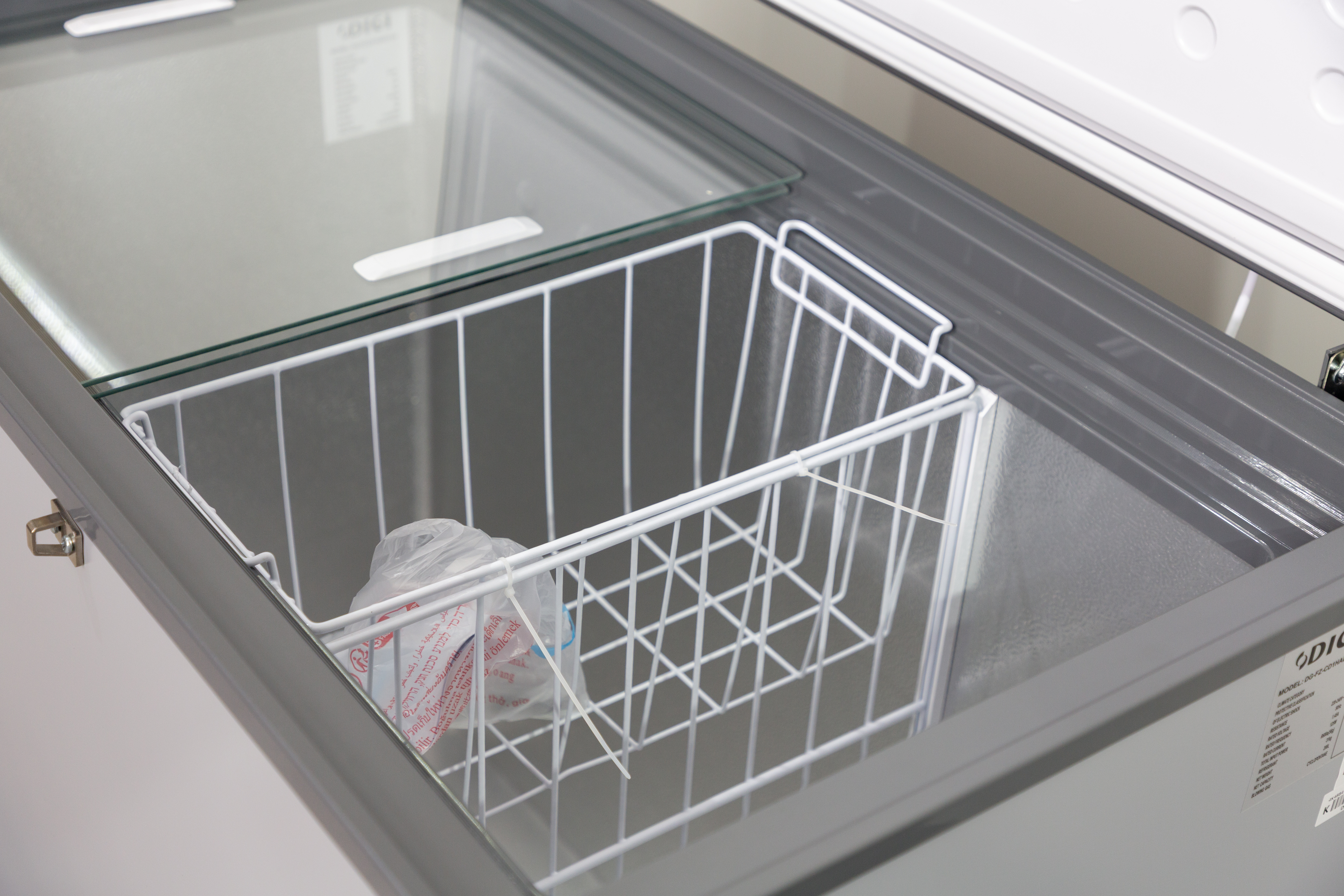 Spacious Interior with Aluminum Cavity and Basket